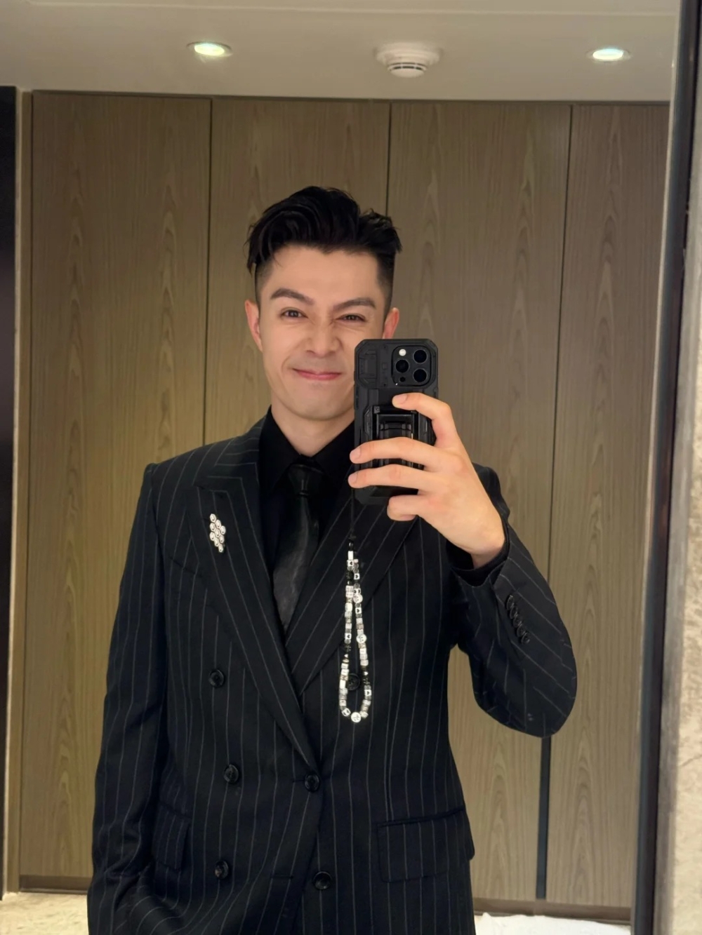 現年41歲的周柏豪，近年將事業重心轉向內地發展，參加《披荊斬棘》令知名度再度急升，成功拓展了內地市場。