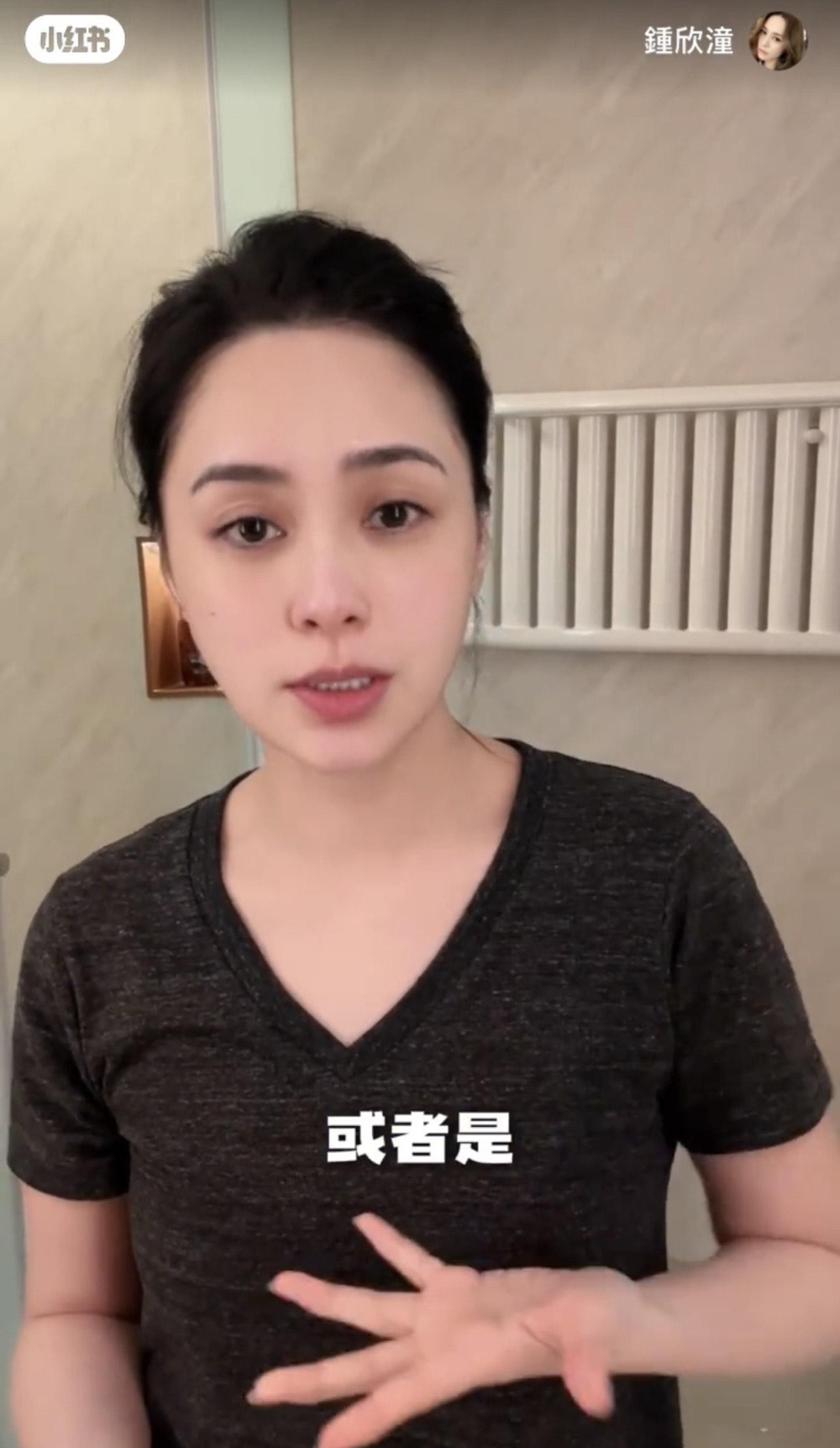 阿嬌素顏狀態皮膚膚質白裡透紅，光滑透亮，五官樣貌依舊精緻