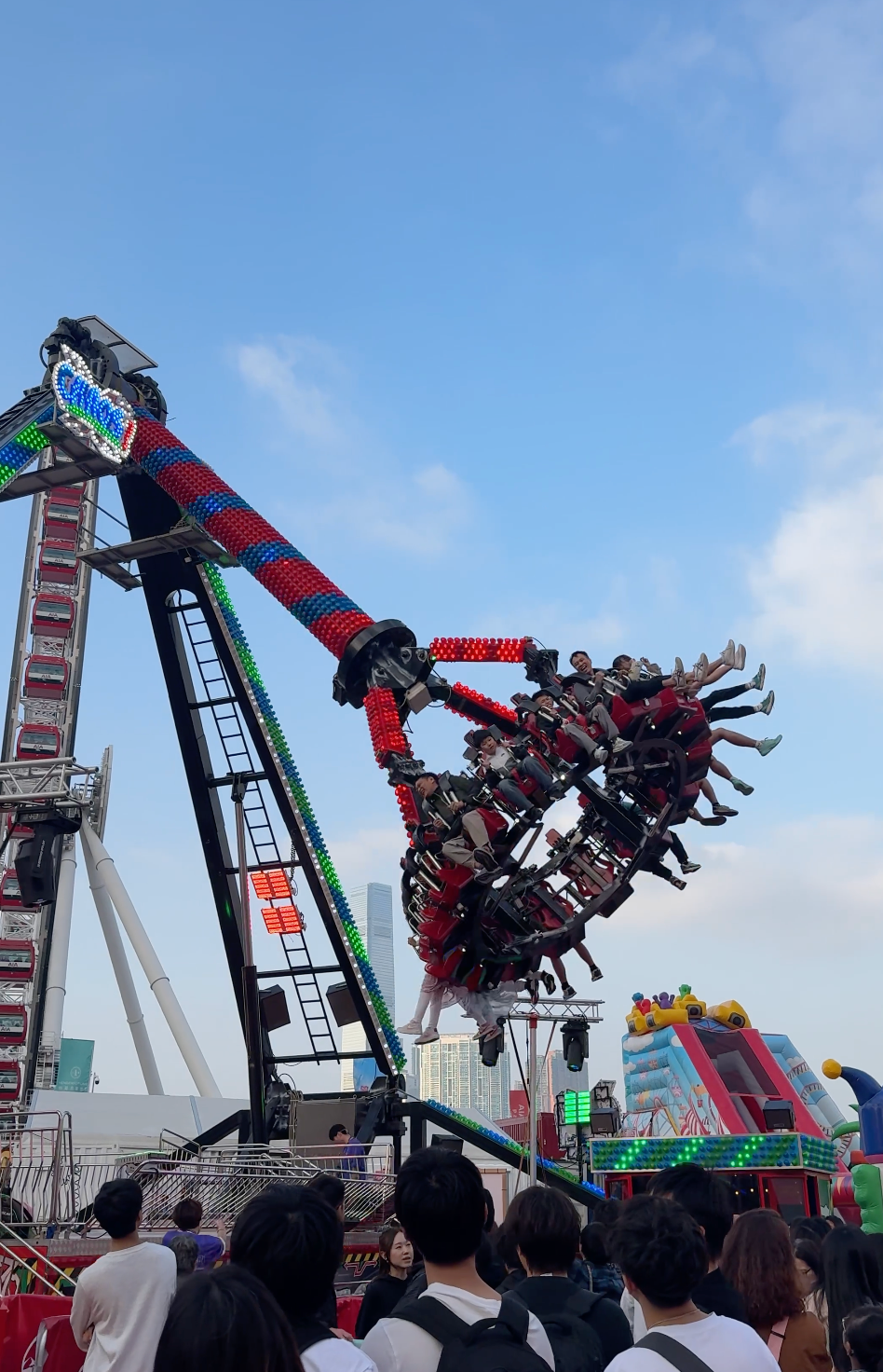 大家可以挑戰高達80米全球最高的移動式「大笨鐘塔」，感受直衝雲霄的極速快感！