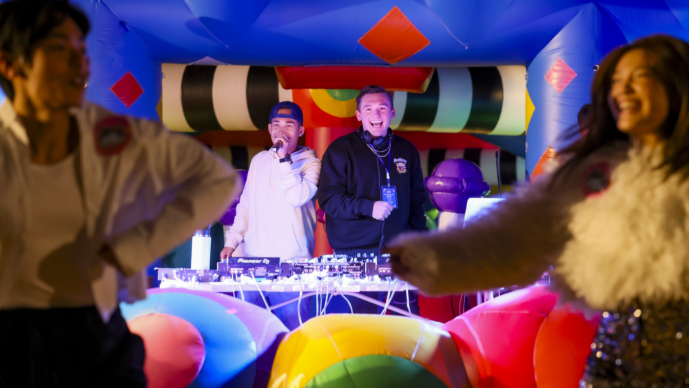 GenZ必去CantoPop夜日夜駐場DJ炒熱氣氛。還邀請型男同大家一齊夜晚玩轉城堡！