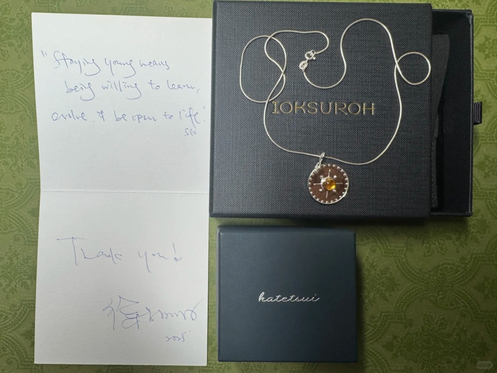 近日有網友在社交平台上載一張徐子珊設計珠寶，隨函附上親筆手寫信的照片，令粉絲大感窩心。