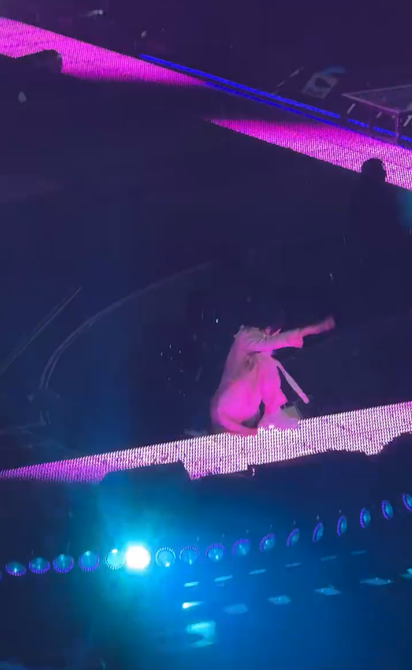 阿信在台下擾攘一輪後仍然決定重新走上舞台繼續唱歌