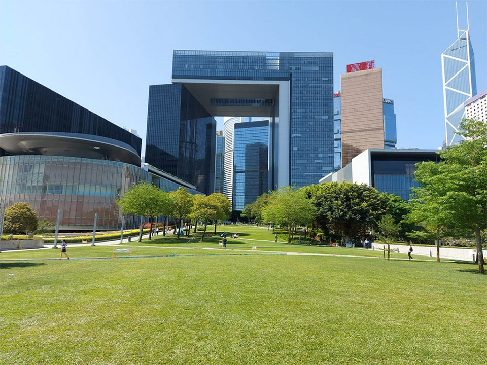 添馬公園也是看煙花的熱門地點之一，交通超方便，大草地讓視野更有層次。