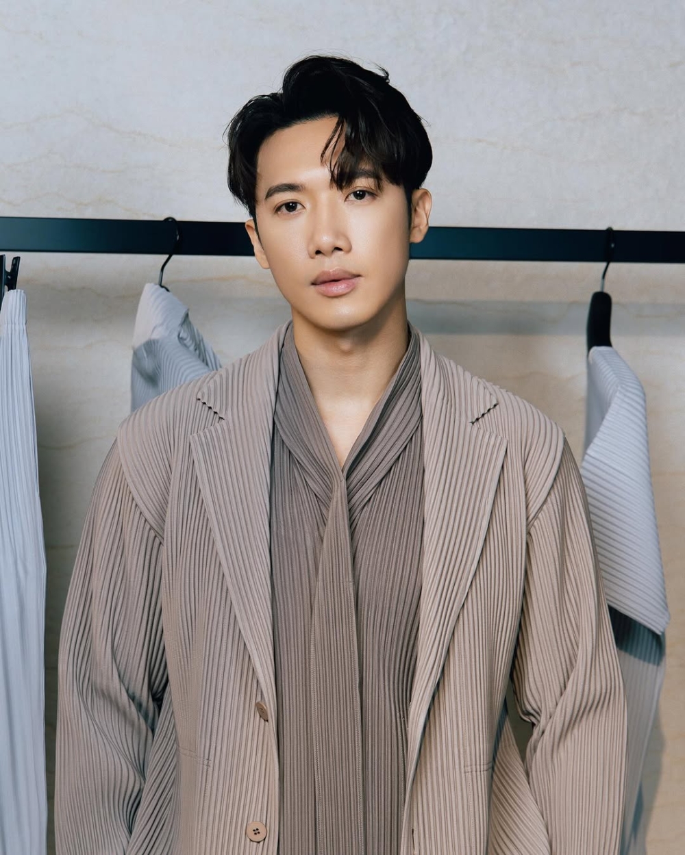 屬馬、屬羊的人不必過度擔心，「赤馬紅羊劫」提醒的是大環境，重點是保持情緒與生活穩定即可。（MIRROR Stanley邱士縉1990年屬馬本命年）