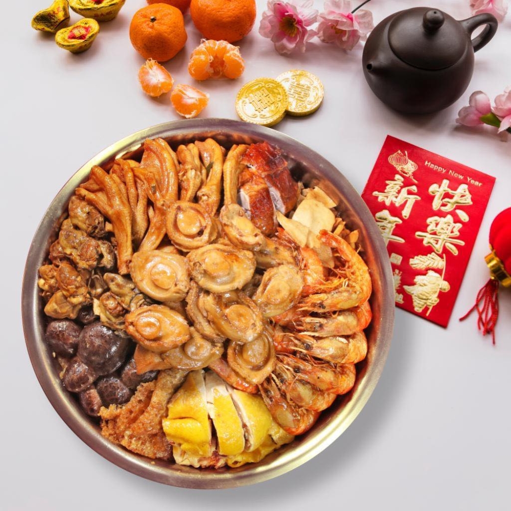 四季盆菜專門店2026新春推出「極品金蠔花膠鮑魚盆菜」，以正宗圍村風味及豐富海味分層堆疊，搭配多款經典食材，另有節日鮑魚及素食盆菜，滿足不同家庭聚餐需求。