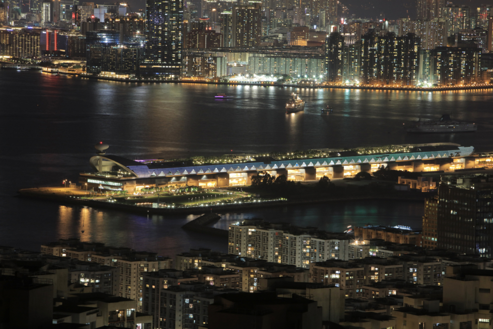 這裡有大片的草坪和寬闊的平台，氛圍比中環、尖沙咀舒適很多。