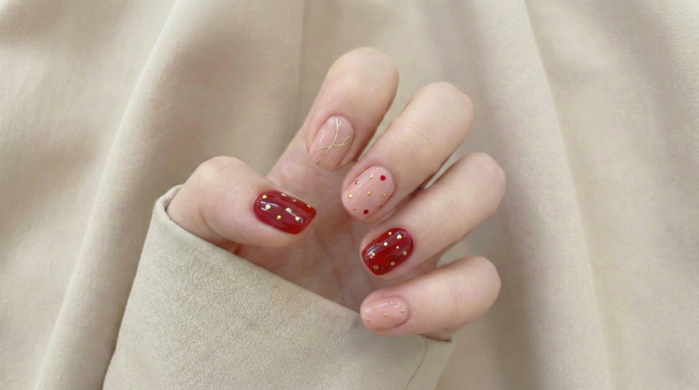 這款結合了紅色、粉色跟金色線條的款式,不止有了新年元素,而且也不會顯得俗套!