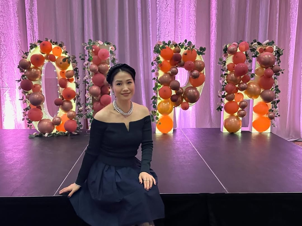 據悉，袁彩雲丈夫江銘峯家底豐厚，在溫哥華坐擁多間餐廳，身家逾億，是一位成功的企業家。