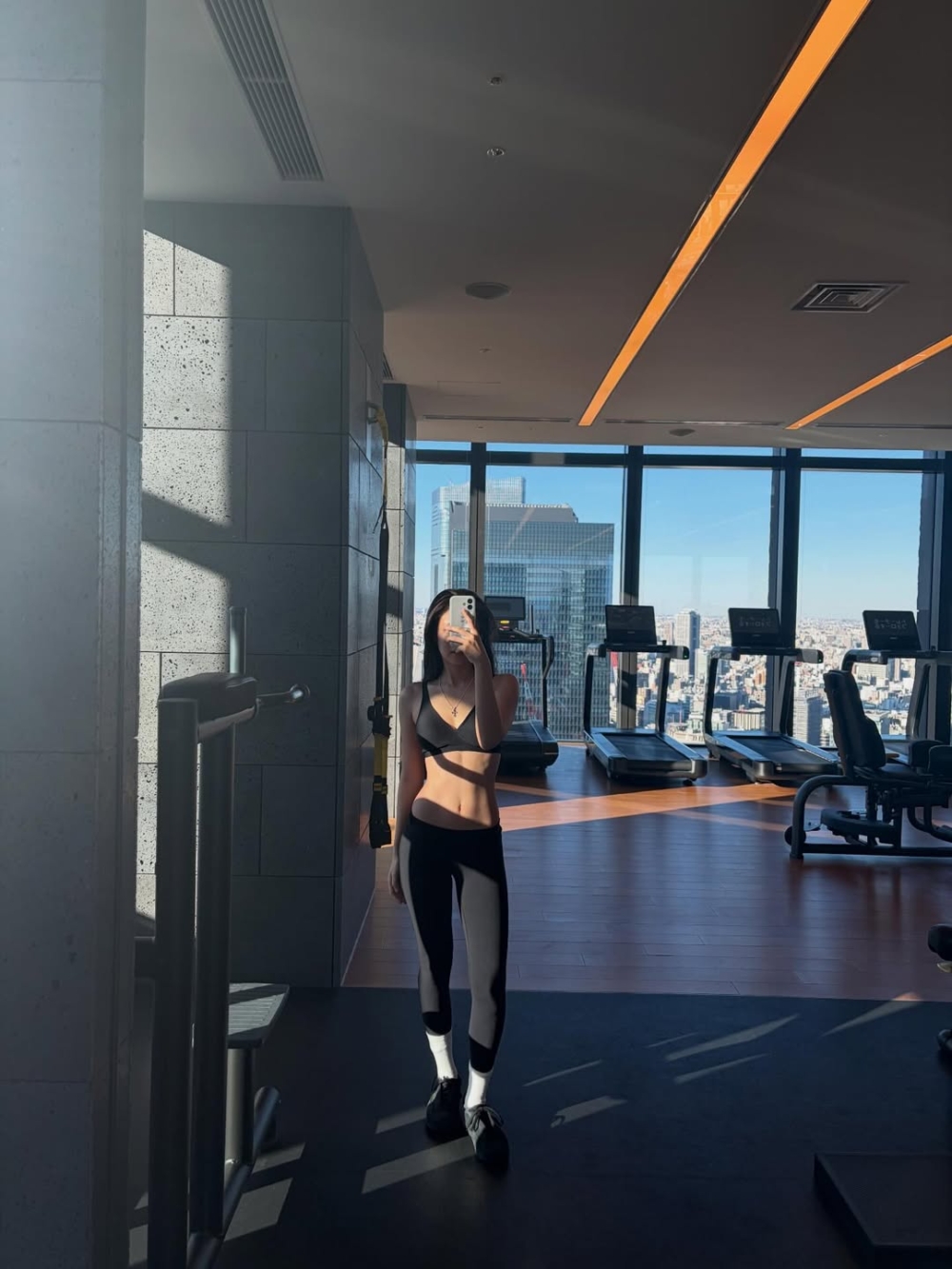 事源日前Jennie在社交平台與粉絲分享日常，其中就有張其在健身房拍下的美照！