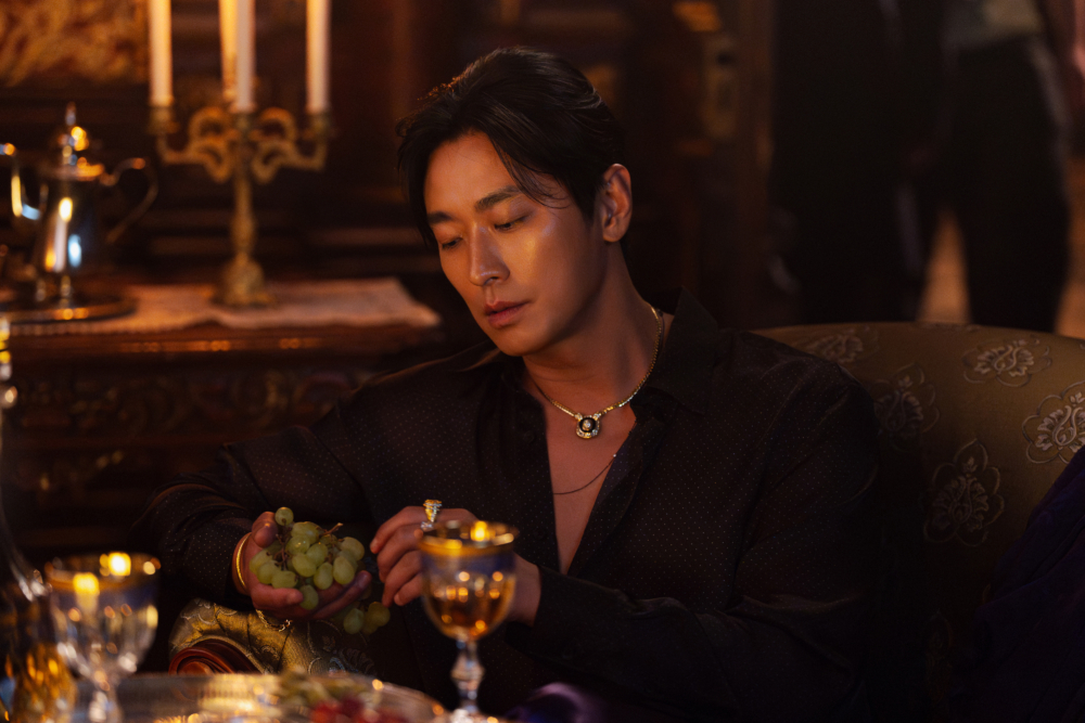 改編自超人氣同名小說及網漫《再婚皇后》，由申敏兒、朱智勛、李鍾碩、李世榮領銜主演