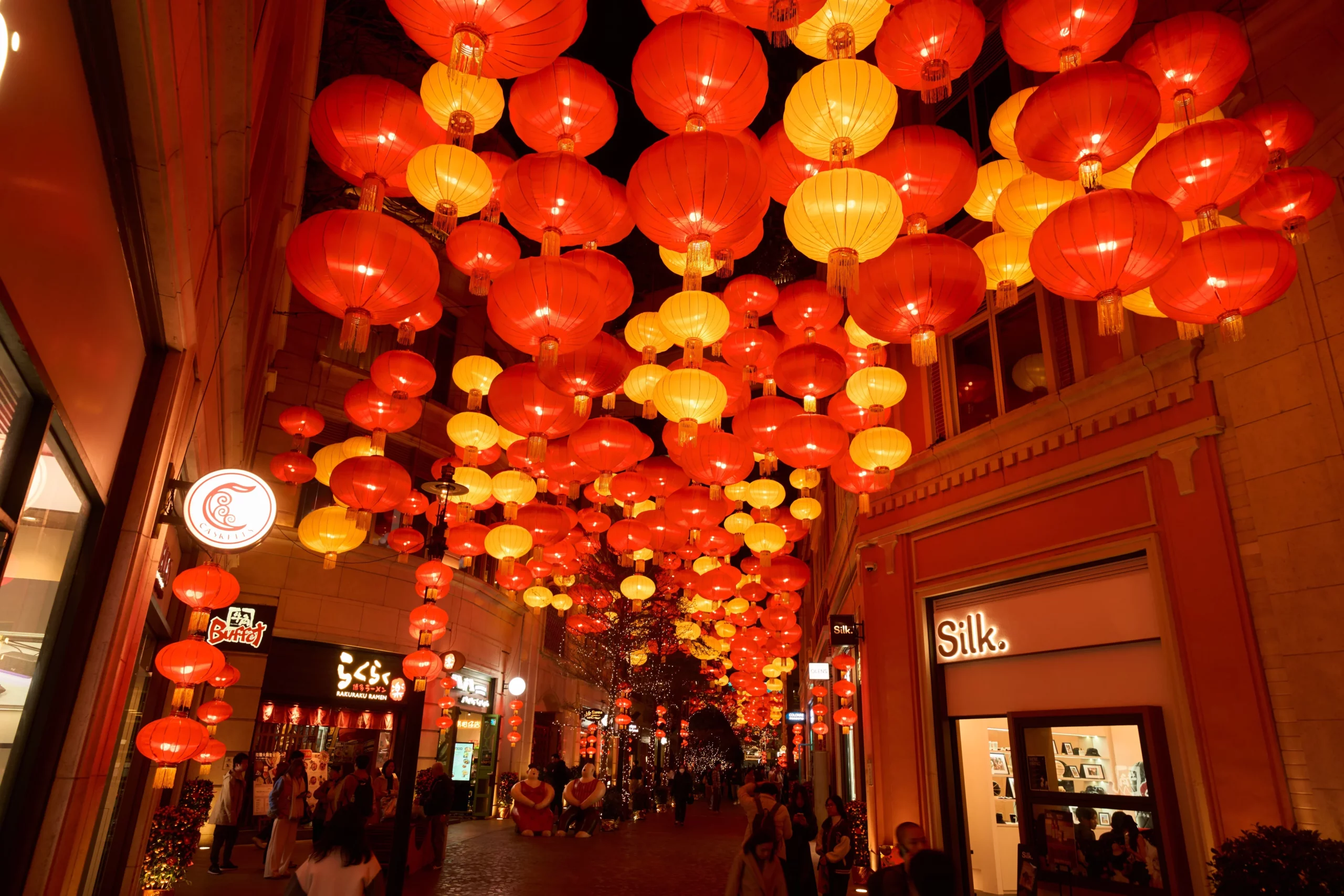 新年好去處2026｜利東街：逾 800 盞紅金華燈掛滿林蔭大道