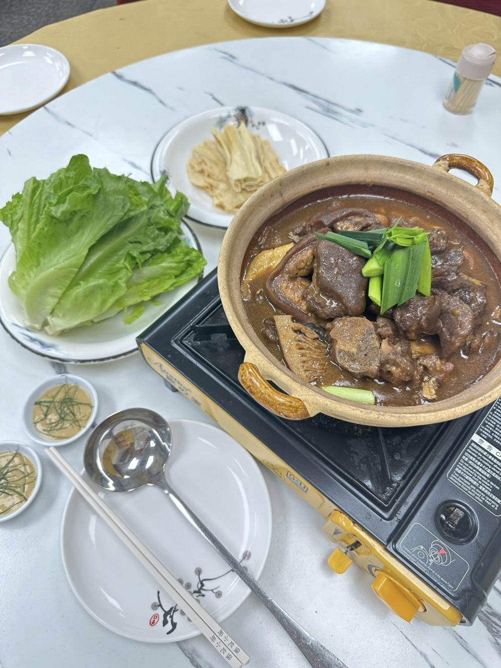 強記小廚的羊腩煲以「份量大、鑊氣足」著稱。這裡的氛圍火熱，最適合一大群朋友聚會。