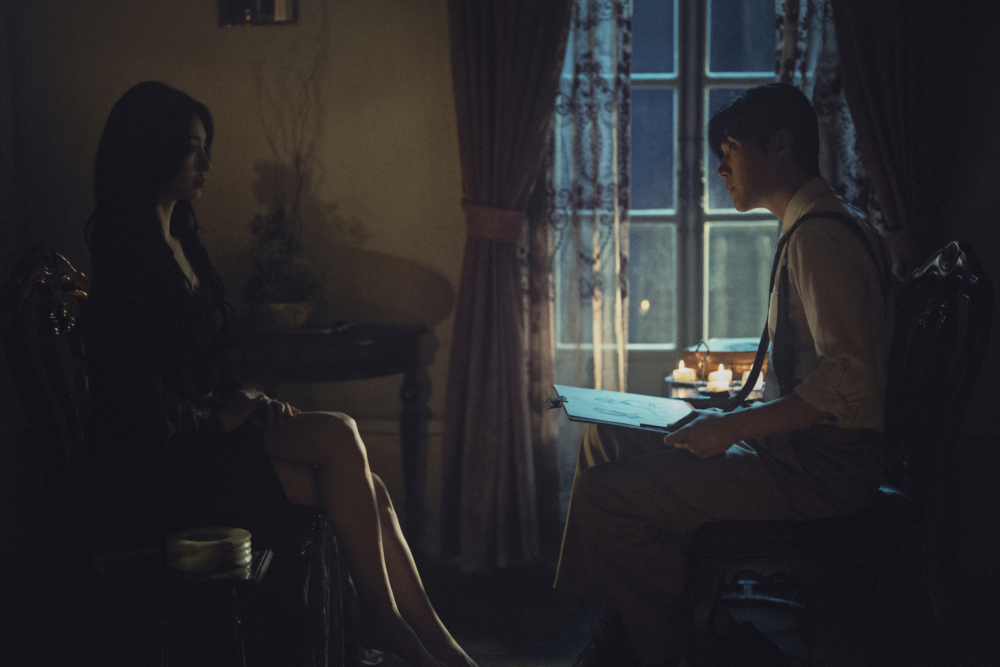 由裴秀智飾演吸血鬼宋貞華；金宣虎飾演神祕畫家尹伊浩