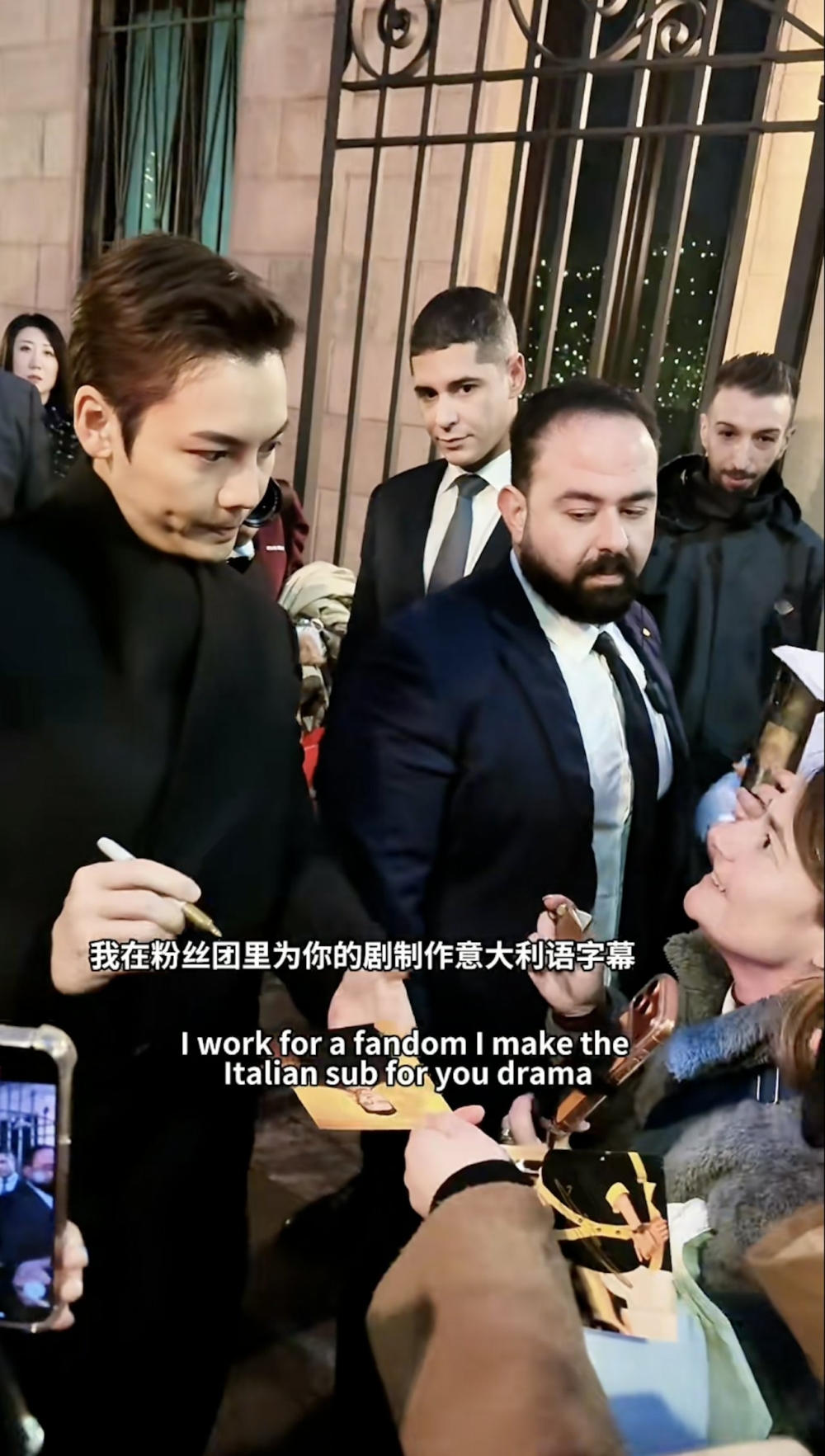 陳偉霆近日遠赴意大利米蘭時裝周做模特兒出騷，完成工作後就相當「寵粉」，有特意到門口與久候多時的粉絲見面簽名。