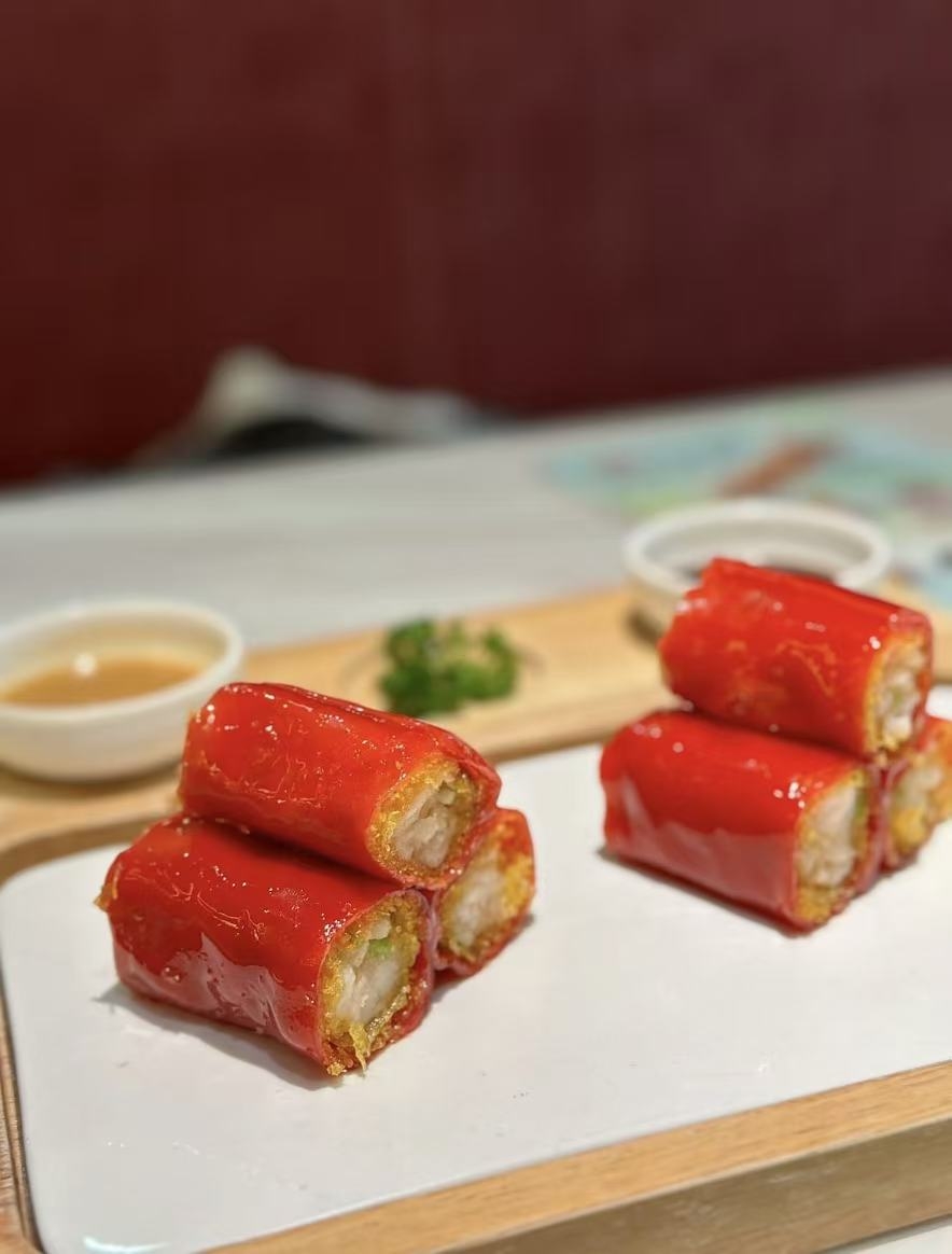 軟糯紅米皮，包住酥脆網皮同彈牙蝦仁，口感層次十足。