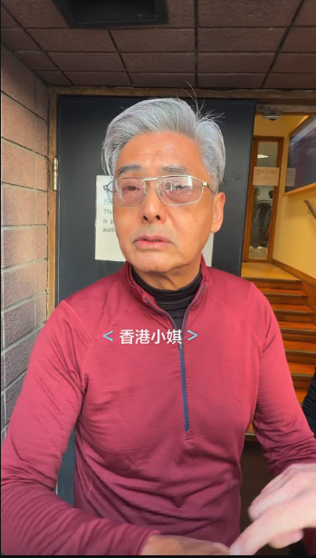 正當發哥低頭專心為粉絲簽名期間，沿途路過的一位路人竟朝發哥大聲呼喝：「你係咪盧海鵬？」