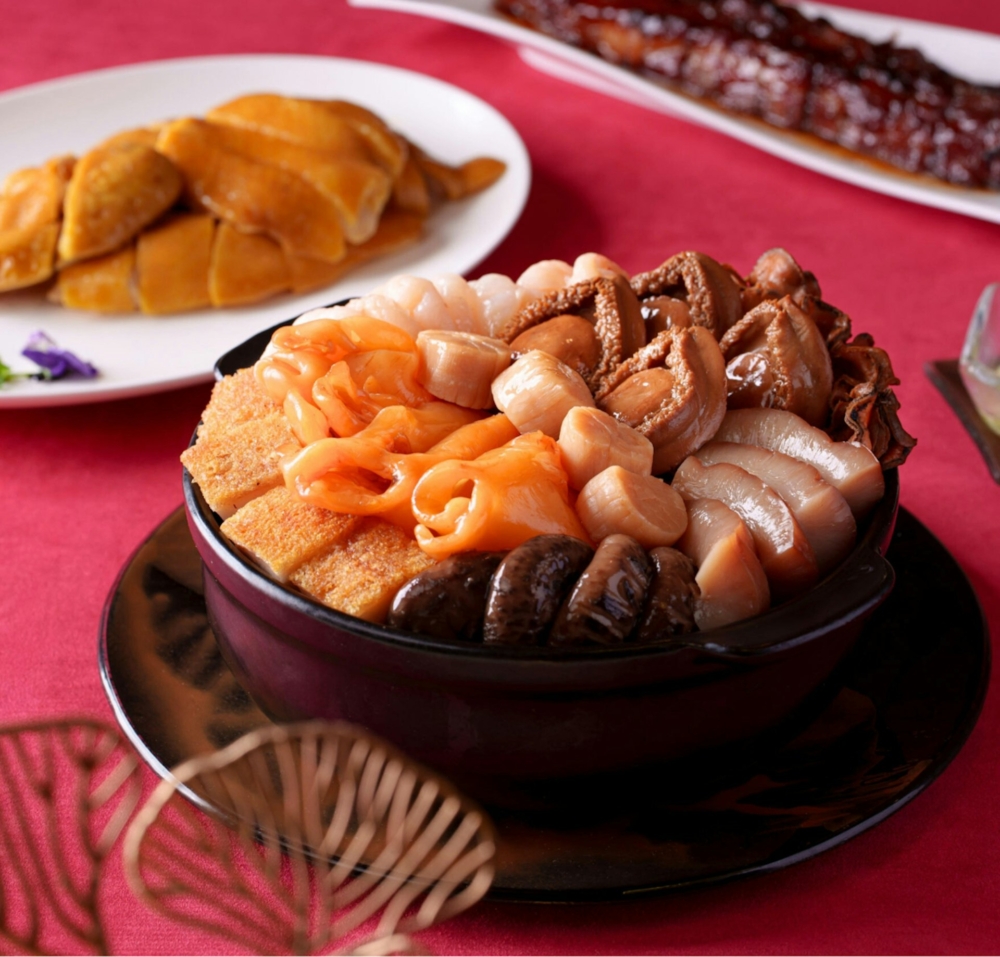 香港康得思酒店明閣2026新春推出米芝蓮星級「一品煲」，以矜貴鮑魚汁與多款頂級食材熬煮醬汁，份量充足。