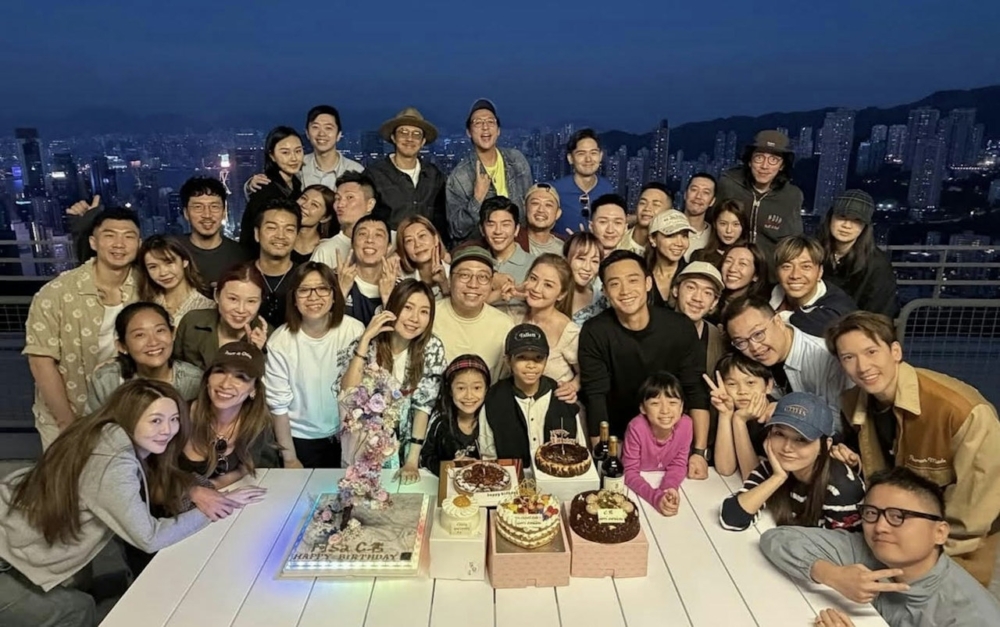 男方被發現早前出席阿Sa生日派對時企正「C位」，地位超然。