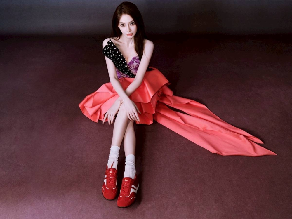 而事件曝光後，網友對於Angelababy的做法亦議論紛紛，有人直指其商業判斷出現嚴重失誤