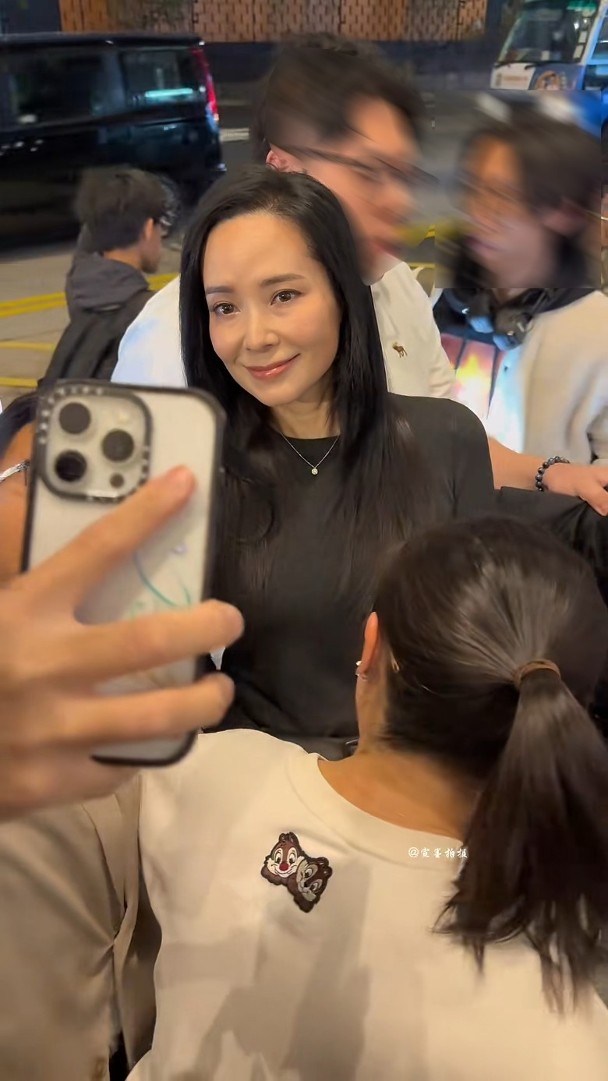 然而當日畫面流出後，就不少網民驚訝發現郭羨妮身形過於纖瘦，狀態簡直「瘦到皮包骨」