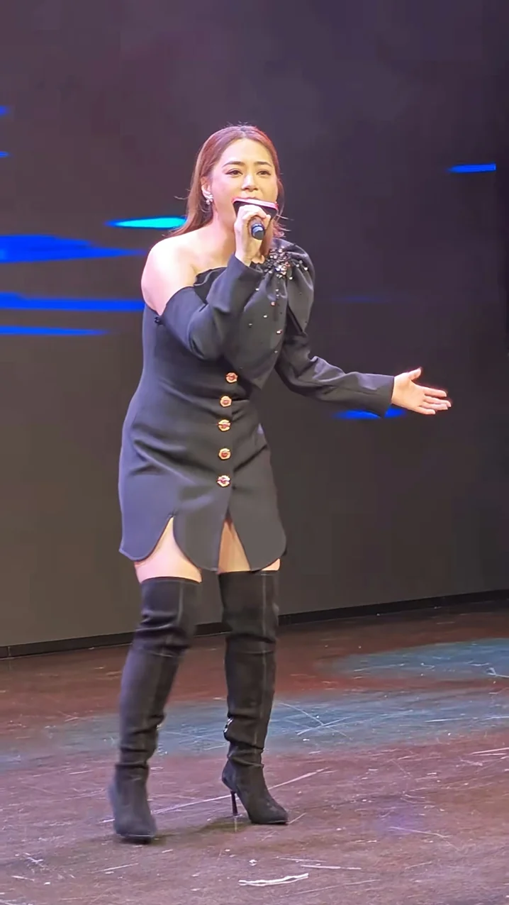 其實阿嬌被評為「時裝車禍」亦非首次，身材嬌小的她從前常穿鬆身衫褲來掩蓋身材缺點，但就反而令身形線條完全被遮蓋