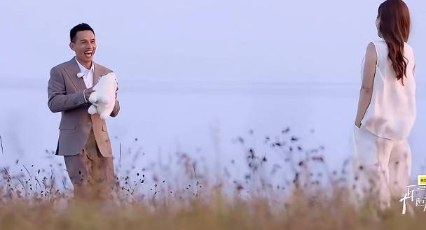 當手抱羊公仔的Anson看見李施嬅時亦即露出燦爛的笑容奔向對方及擁抱