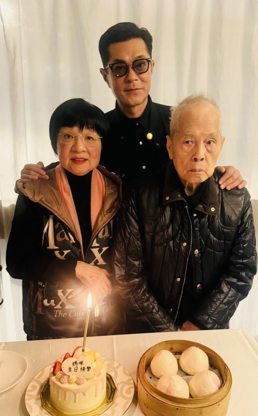 近日新開通Threads與網友互動的古天樂,昨日(27日)就分享一張為媽媽慶祝生日的溫馨家庭照