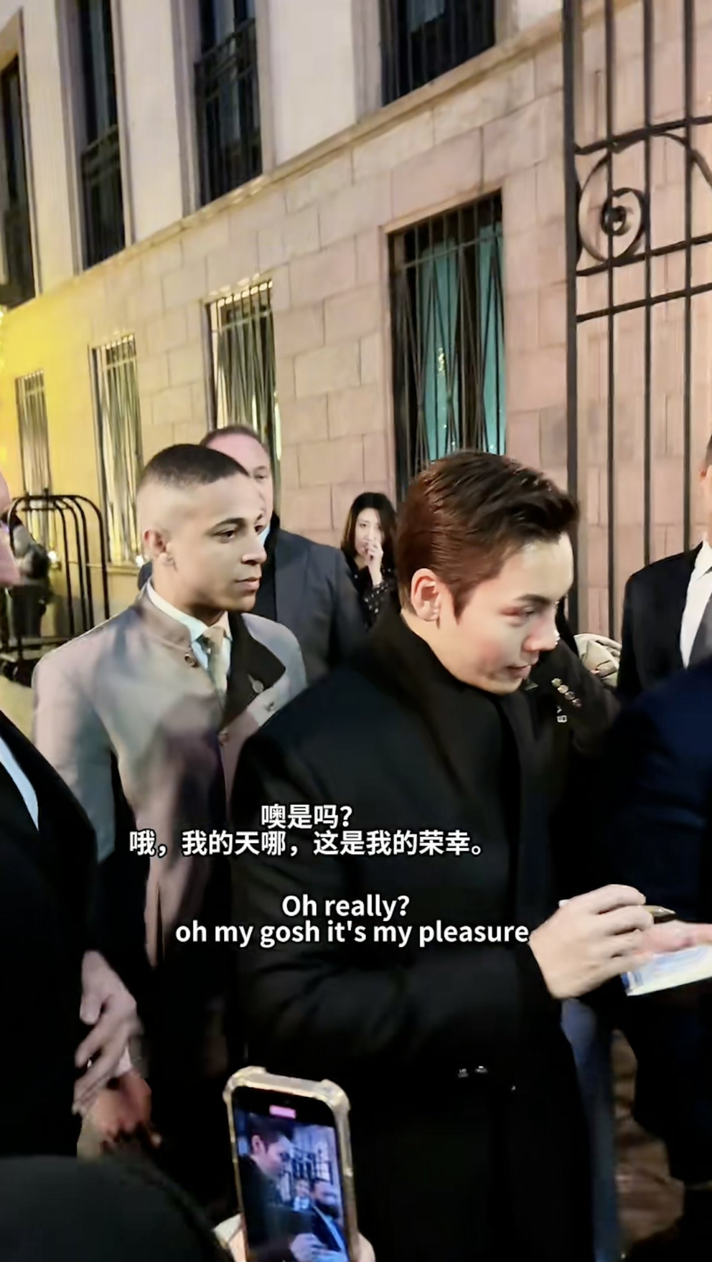 而網上就有流傳一條影片，見陳偉霆當日被一群粉絲包圍