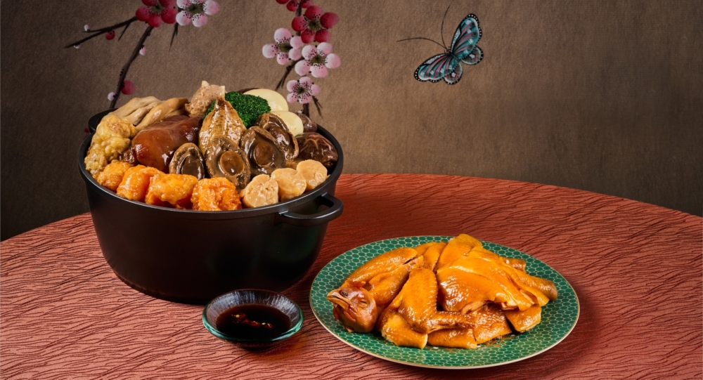 鮑魚鵝掌元蹄盆菜 配 純釀醬油浸農埸雞。