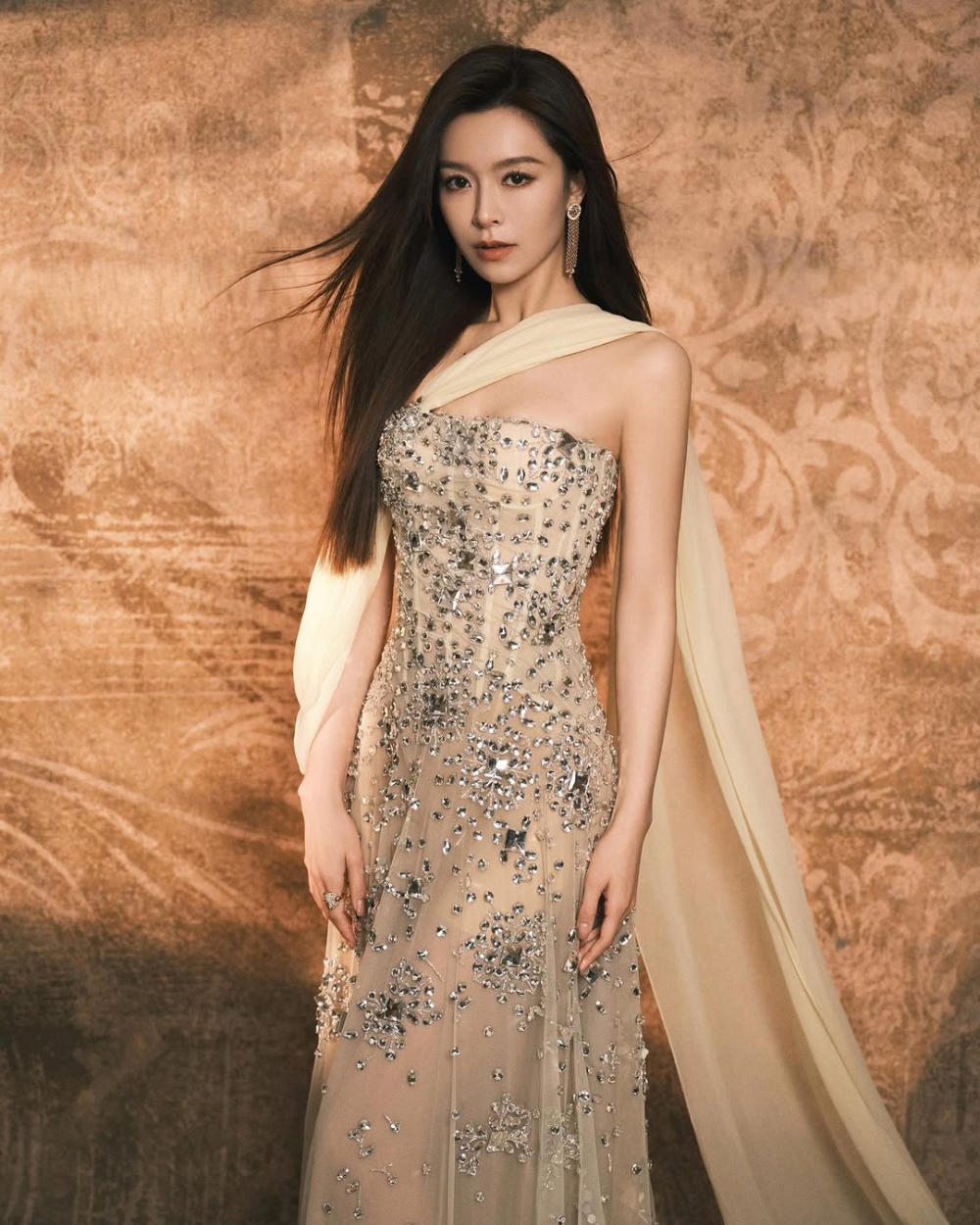 網友：「33真的是氣質美女」