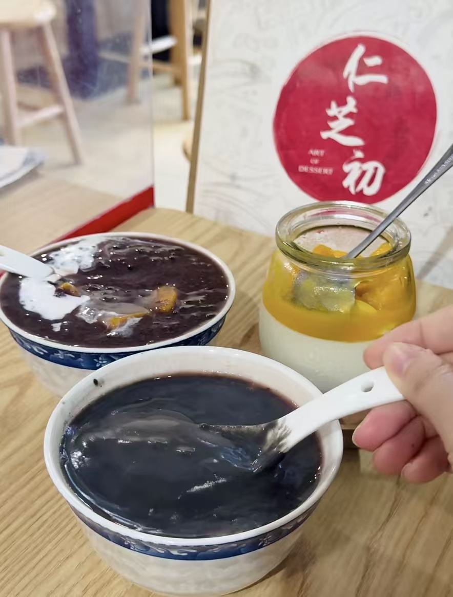 招牌芝麻糊-入口即刻感受到「起沙」的質感，芝麻香氣直衝上來，味道甘香又厚實，完全係傳統手工芝麻糊那種古早風味。每一啖都食到濃濃芝麻香，愈食愈順口，真心好食。