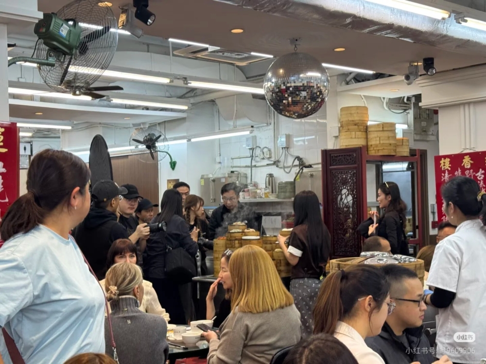 對於阿嬌這身打扮，發帖網友就似十分不理解並極力吐槽