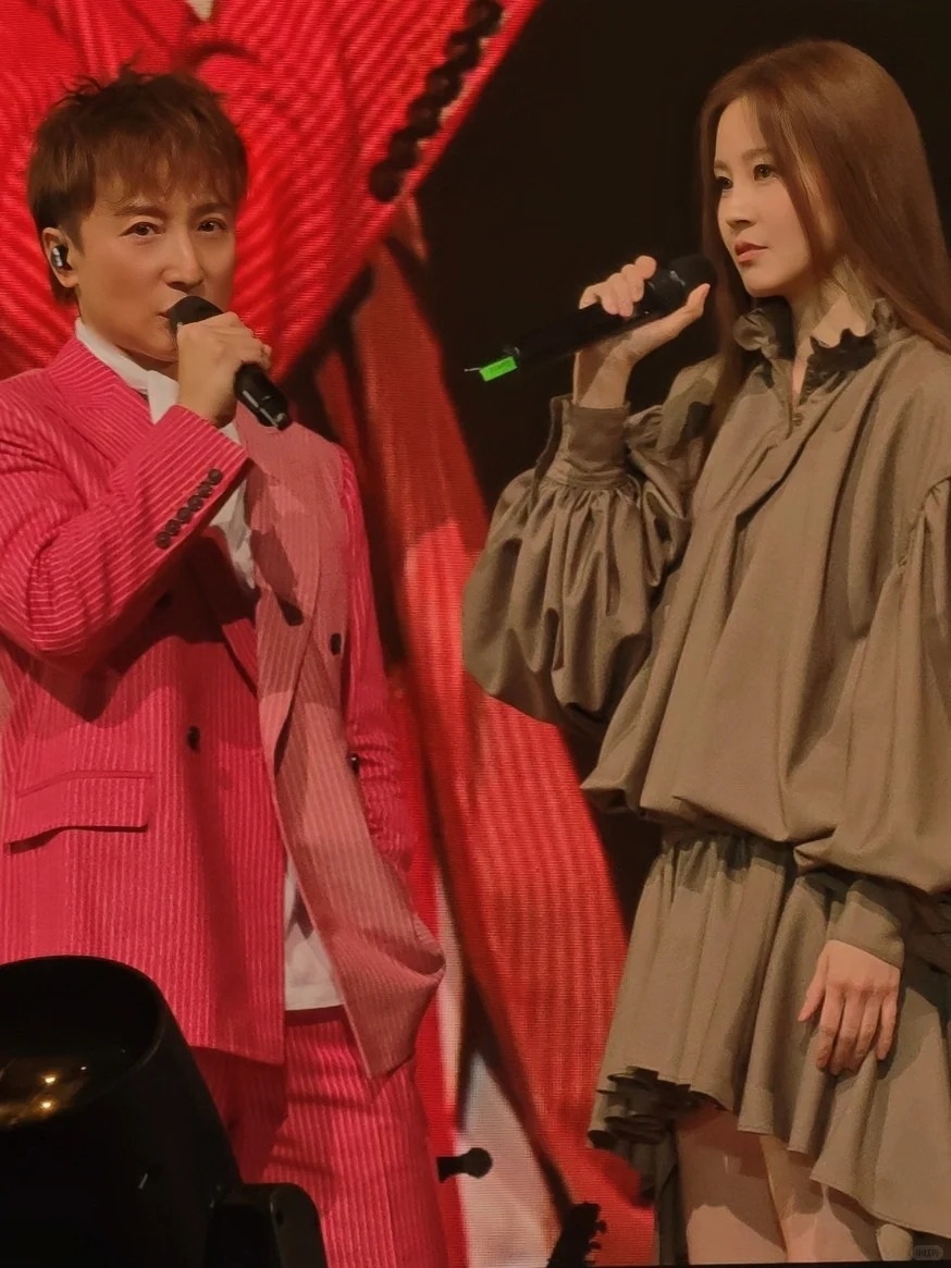 方力申日前（24日））在東莞舉行演唱會，驚喜請來昔日同唱片公司好拍檔傅穎(Theresa，現名傅寶誼) 擔任演唱會嘉賓