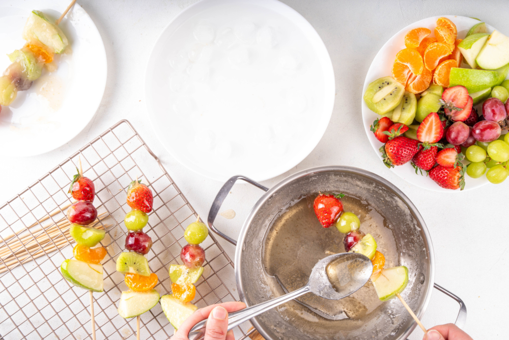 只要掌握好糖水比例，無論是士多啤梨、提子還是小橘子，通通都可以變身成為琥珀甜品。