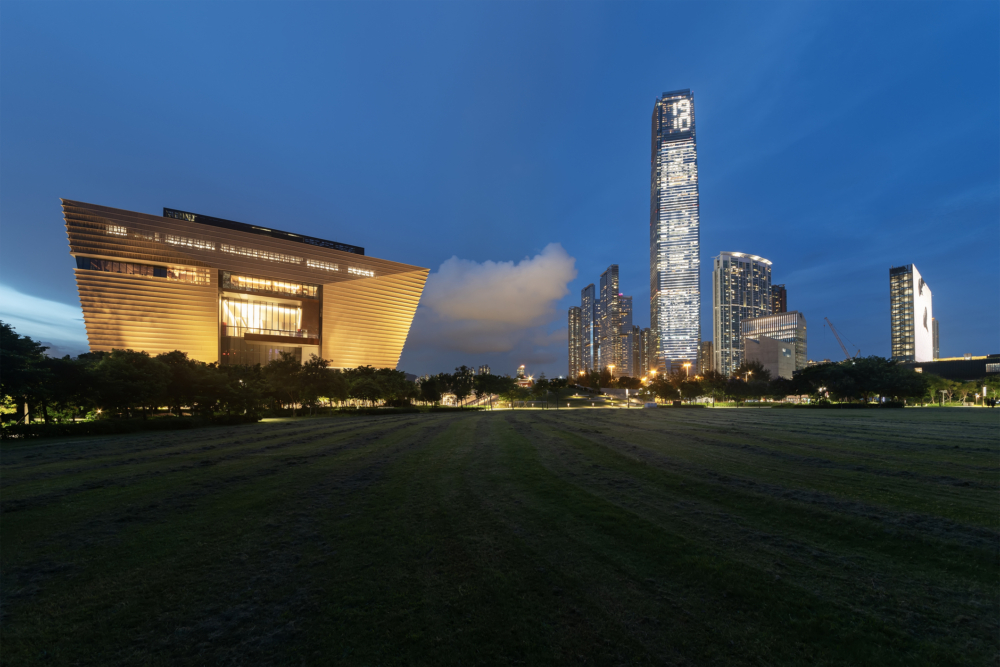 這裡不僅有大片草地，海濱長廊的視野更是絕佳，能同時捕捉維港與港島摩天大樓的背景。