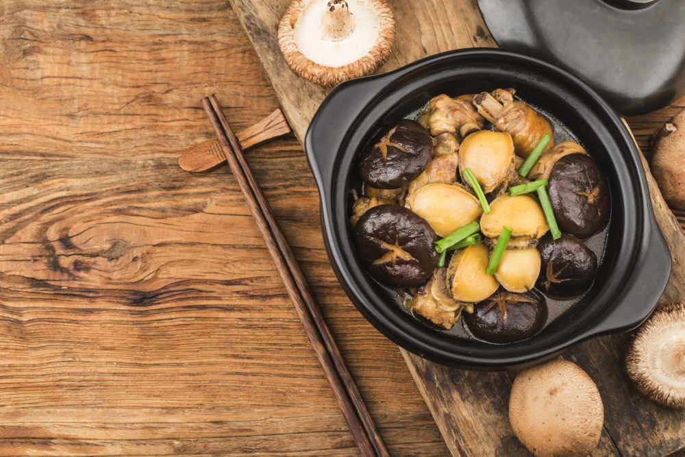 雞同「吉」諧音，代表大吉大利；鮑魚就是富貴的象徵，再加上冬菇，這道菜簡直是財氣迫人！