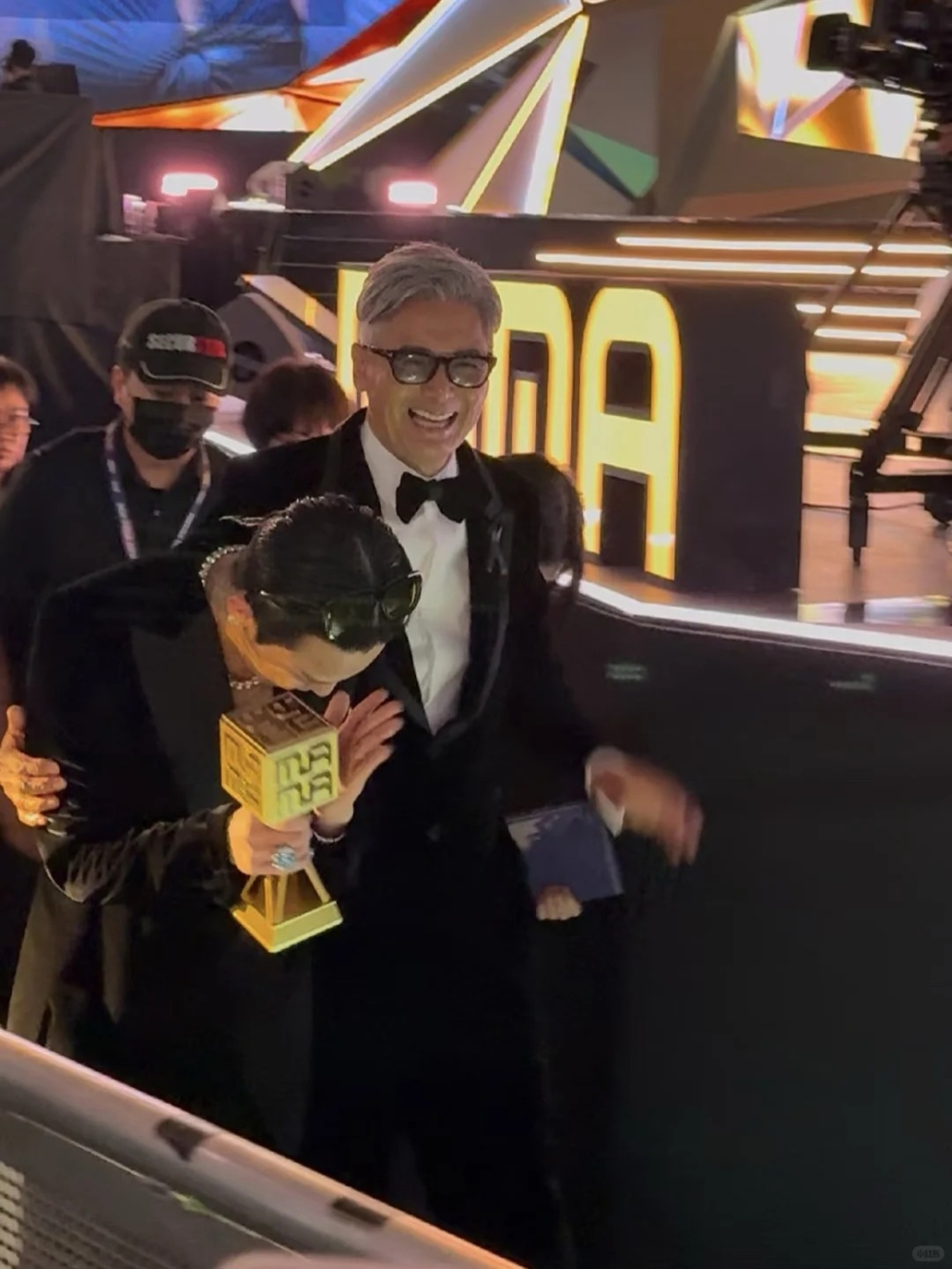 發哥極具幽默感的方式回應：「我係張有興。」