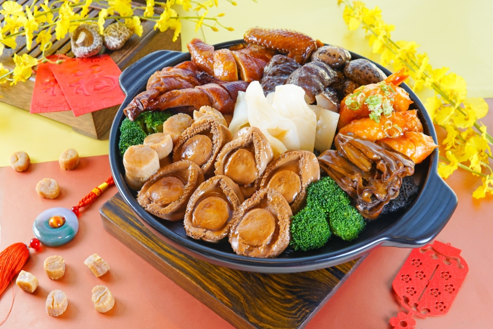 香港君悅酒店港灣壹號2026新春推出星級外賣盆菜，「港灣壹號尊貴盆菜」匯聚南非鮑魚、鮮鰵魚花膠、海參、法國藍蝦及多款海味與傳統食材。