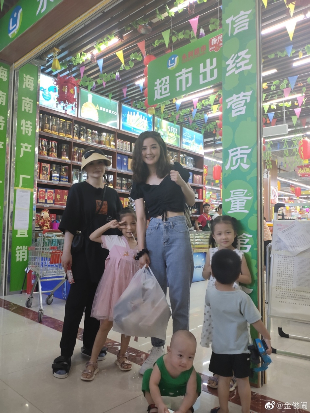 有次與阿Sa在街市被「野生捕獲」，合照中阿嬌一身「大媽式」造型就被指更像是阿Sa的助理。