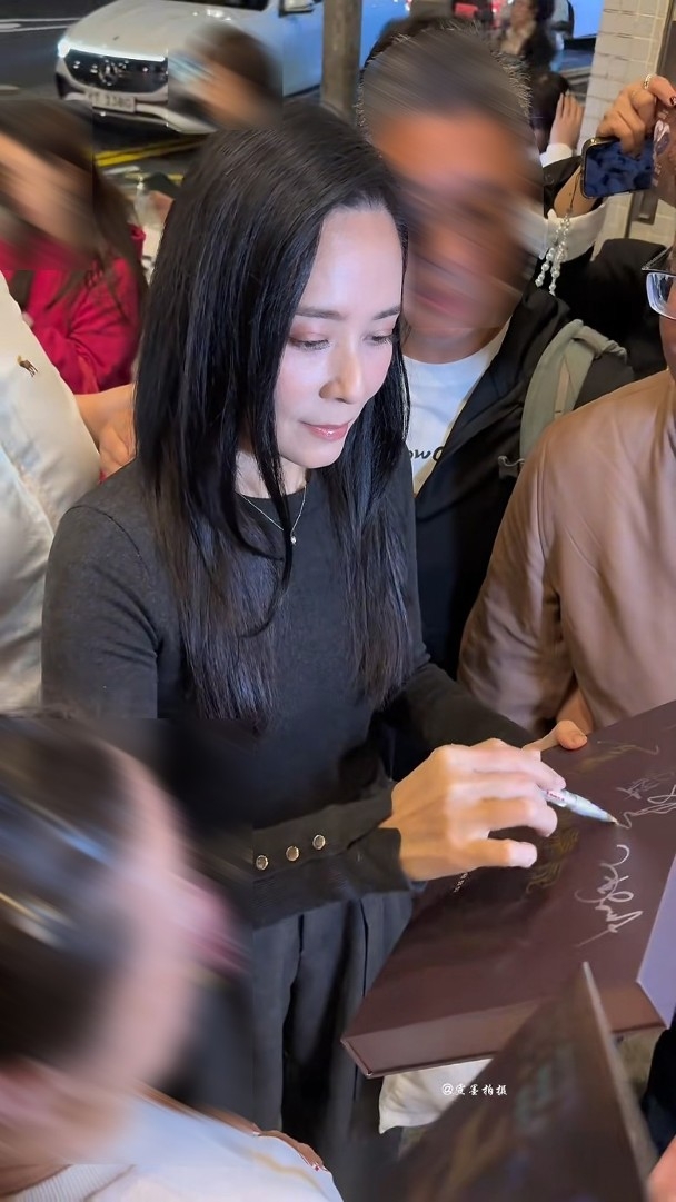 日前她就再現身出席電影慰勞宴，見當天郭羨妮以優雅全黑造型亮相，甫一出現就獲大批粉絲包圍