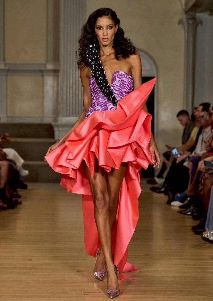 Ronald van der Kemp是享譽國際的時裝設計師，曾任Bill Blass創意總監、Guy Laroche首席設計師、Celine顧問等。