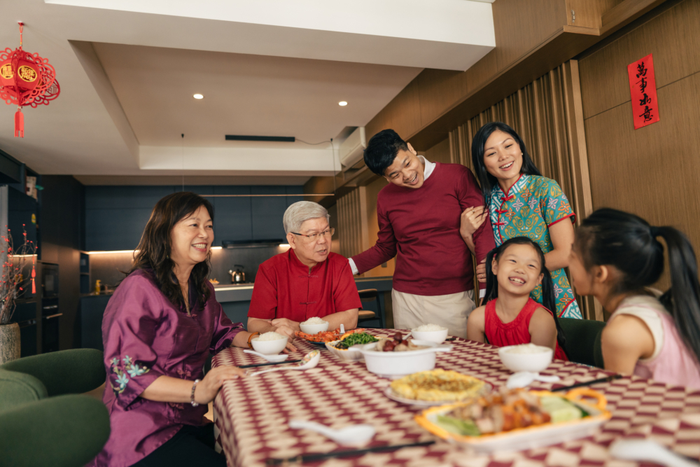 紅色象徵幸福與繁榮，金色代表財富與光明。選擇這類亮色系服飾，最能吸引正能量和好運。