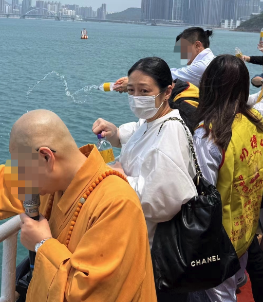 一名網名為「雪雯」的前私人飛機空姐，近日已「「劉德華老婆私人飛機奇葩事」為題，在社交網上載了一段短片