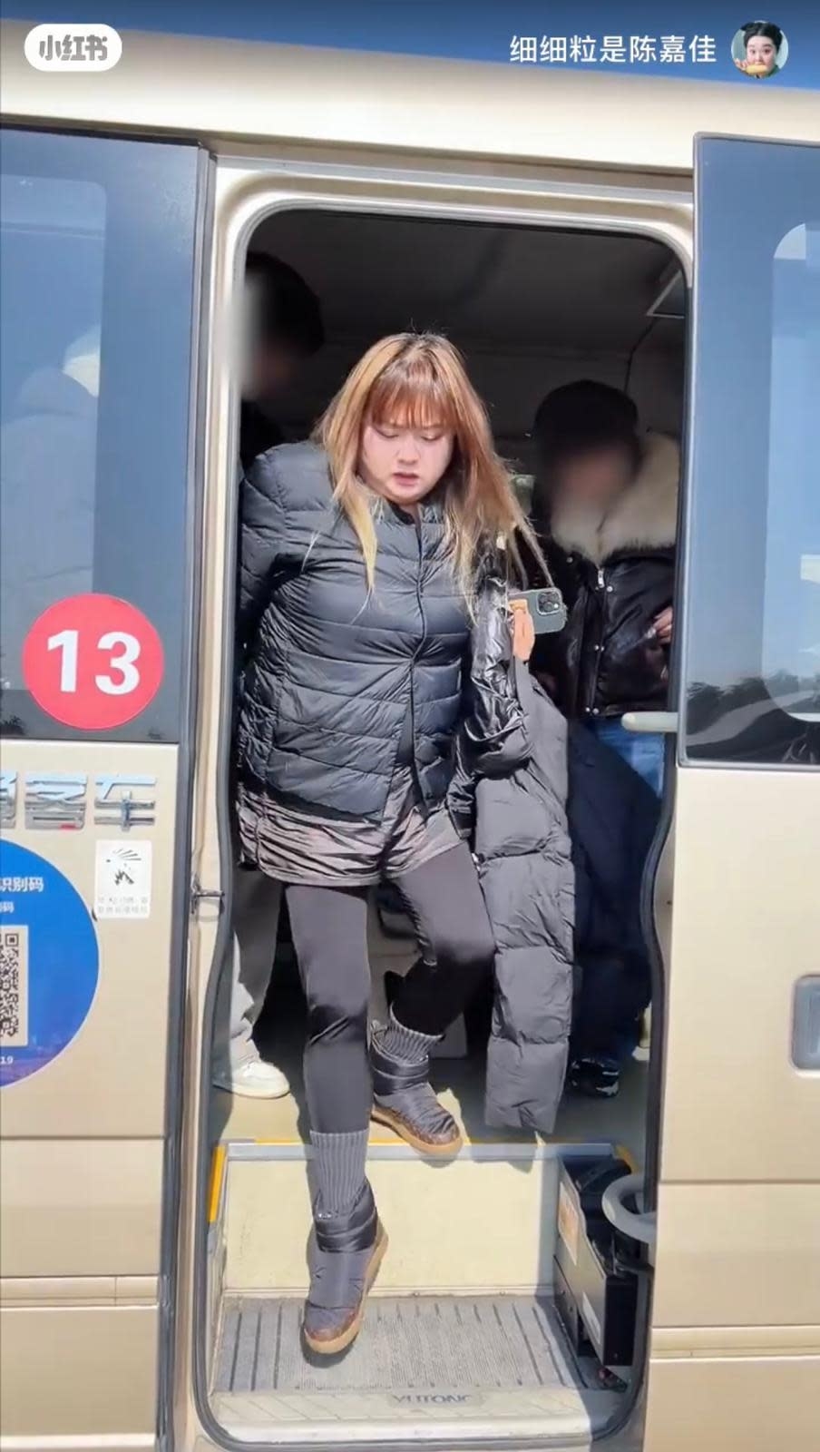 雖然細細粒已變回減肥前的身形，但就有網友發下案她的一對腳依然纖幼，令不少網民大表羨慕。