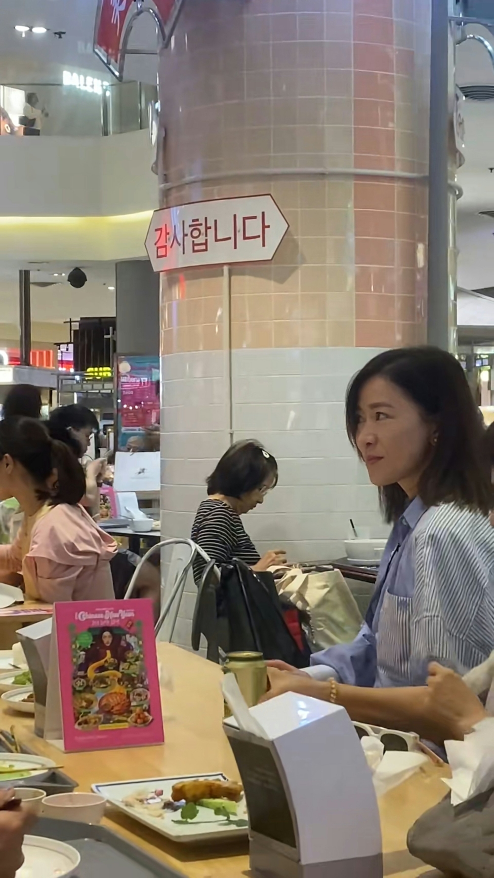 日前就有網友在社交平台上分享，指在泰國曼谷偶遇阿佘與媽媽一同出現在商場Food court