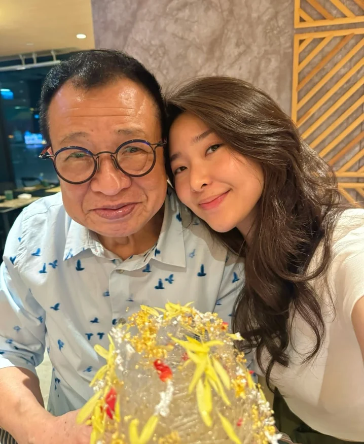 許惠菁更稱爸爸的離去逼使她在短時間內成長，從一個備受呵護的「小妹妹」，到現在需要承擔起部分家庭角色，過程其實很難受