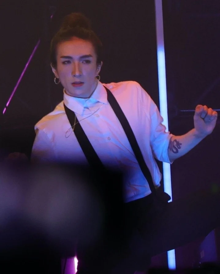 MIRROR 2022年7月紅館演唱會發生大型屏幕墮下意外，導致舞蹈員李啟言（阿Mo）嚴重受傷，至今仍然就醫。