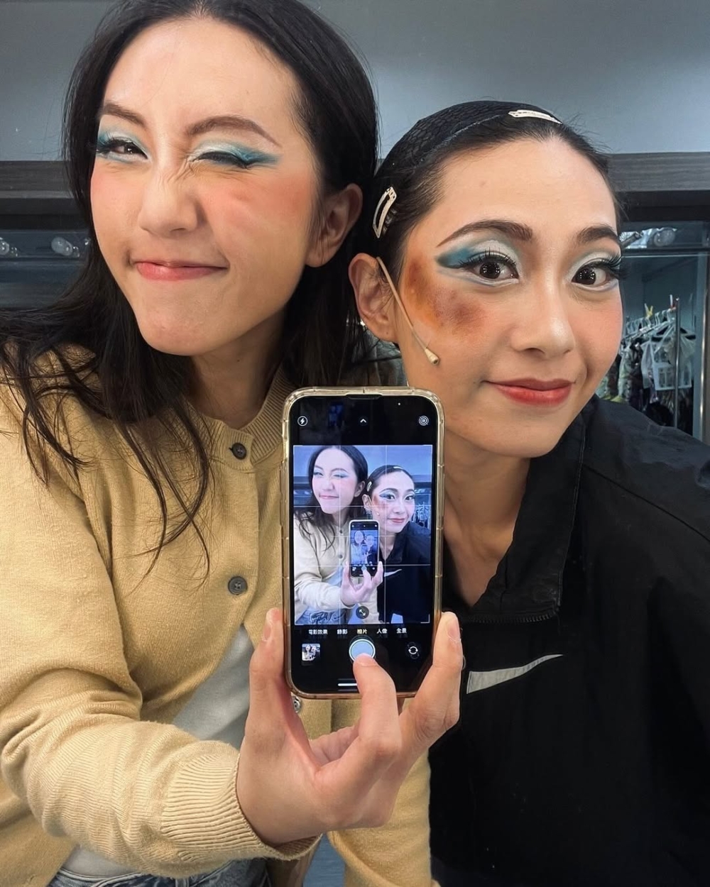 而其一夜成名亦絕非僥倖，她擁有紮實舞台劇背景。