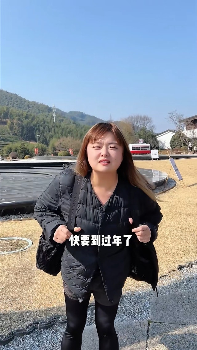 儘管身材復胖，細細粒亦似乎沒有因此而影響心情，在寺內誠心拜佛祈求身體健康、事業順利