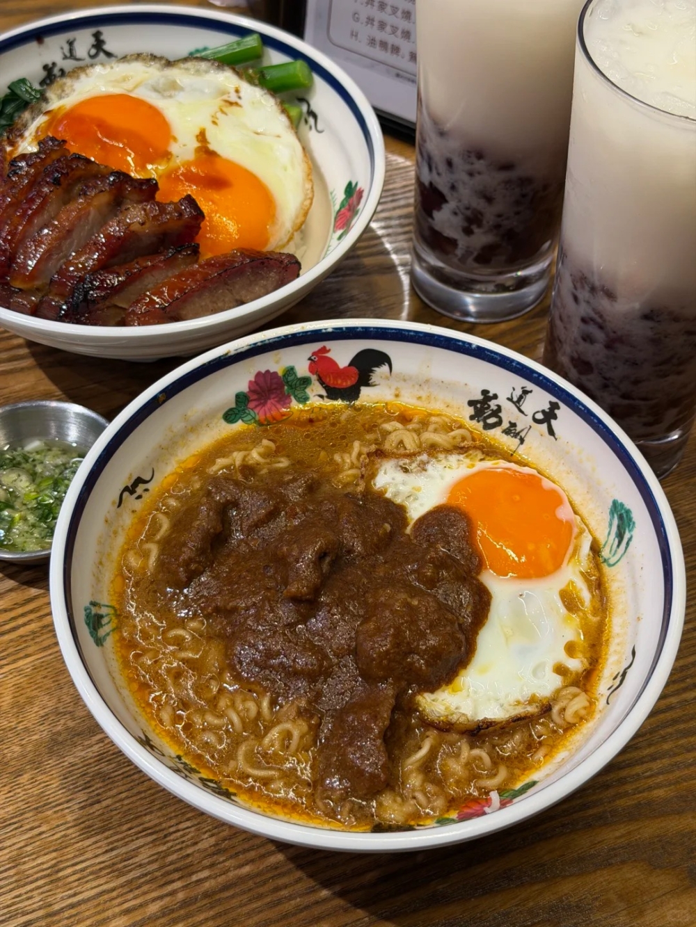 連鎖茶餐廳「叉燒丼家」驚喜推出沙嗲牛肉麵放題，每位$48起即可享用「沙嗲牛肉燶邊蛋公仔麵」放題
